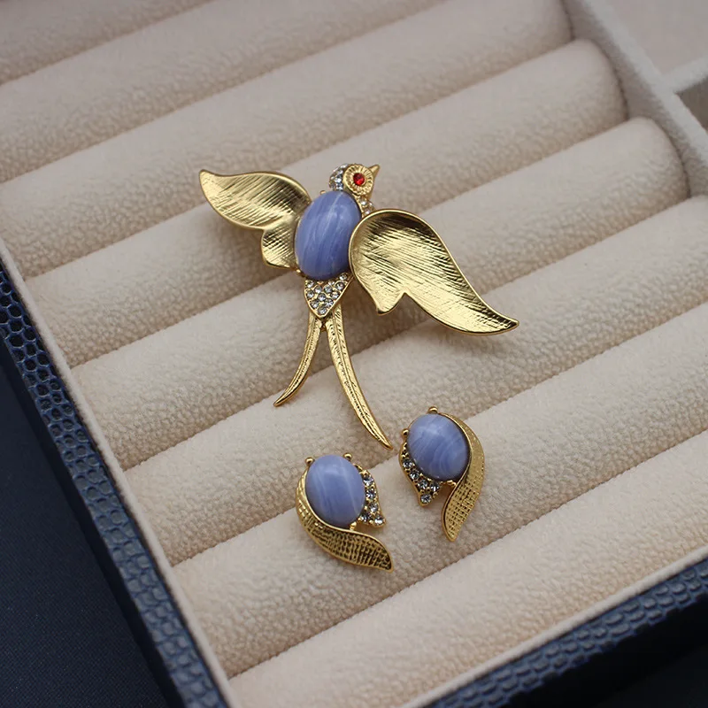 Poster Style Golden Swallow Brooch Earrings Suit Medieval Casual Earrings
Poster Style Golden Swallow Brooch Earrings Suit Medieval Casual Earrings