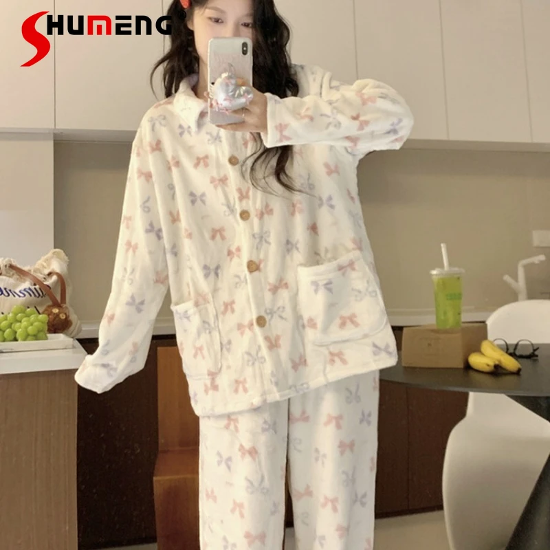 Японский флисовый пижамный комплект для женщин: осенне-зимний, с отложным воротником, милый, с длинным рукавом, с бантом, теплый домашний костюм
Японский флисовый пижамный комплект для женщин: осенне-зимний, с отложным воротником, милый, с длинным рукавом, с бантом, теплый домашний костюм