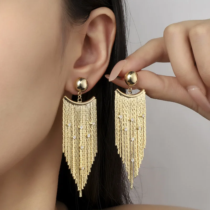 Luxury Retro Tassel Earrings European American Fashion Chain Titanium Steel Micro-Inlaid AAA Zircon Personality Jewelry
Luxury Retro Tassel Earrings European American Fashion Chain Titanium Steel Micro-Inlaid AAA Zircon Personality Jewelry