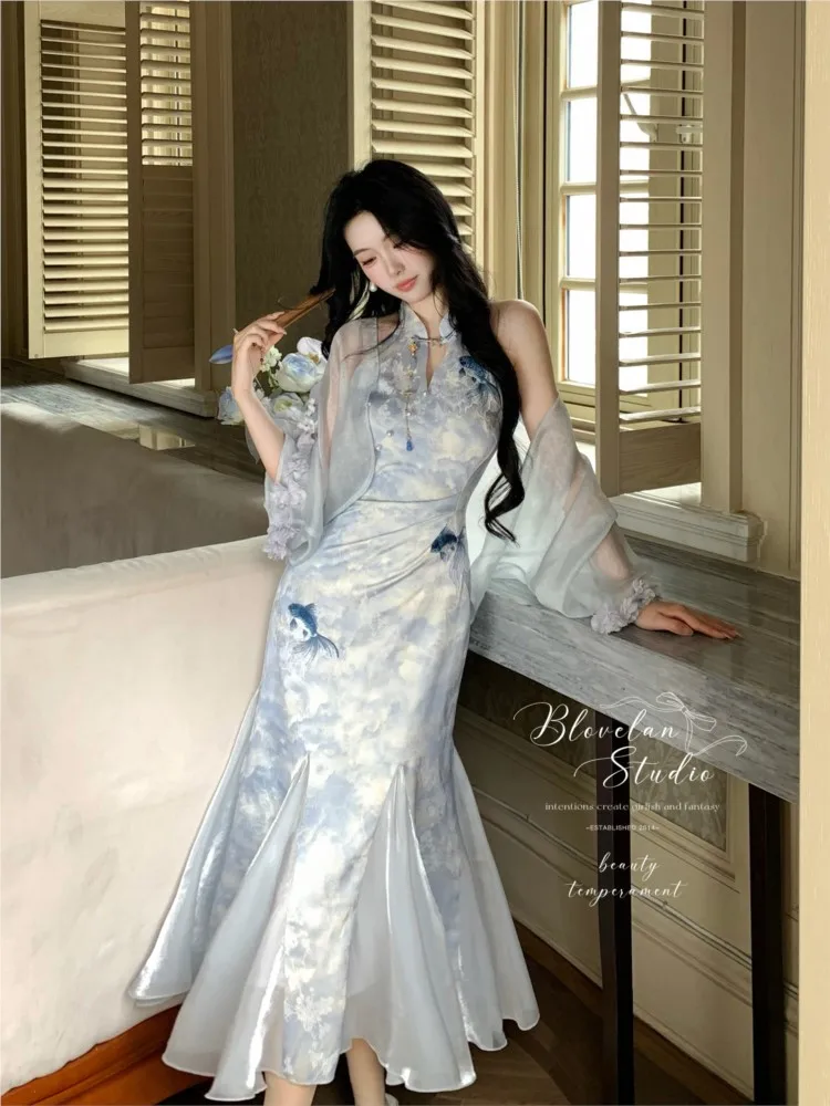 A new Chinese-style cheongsam with light and elegant style featuring printed lustrous gauze an improved fishtail skirt
A new Chinese-style cheongsam with light and elegant style featuring printed lustrous gauze an improved fishtail skirt