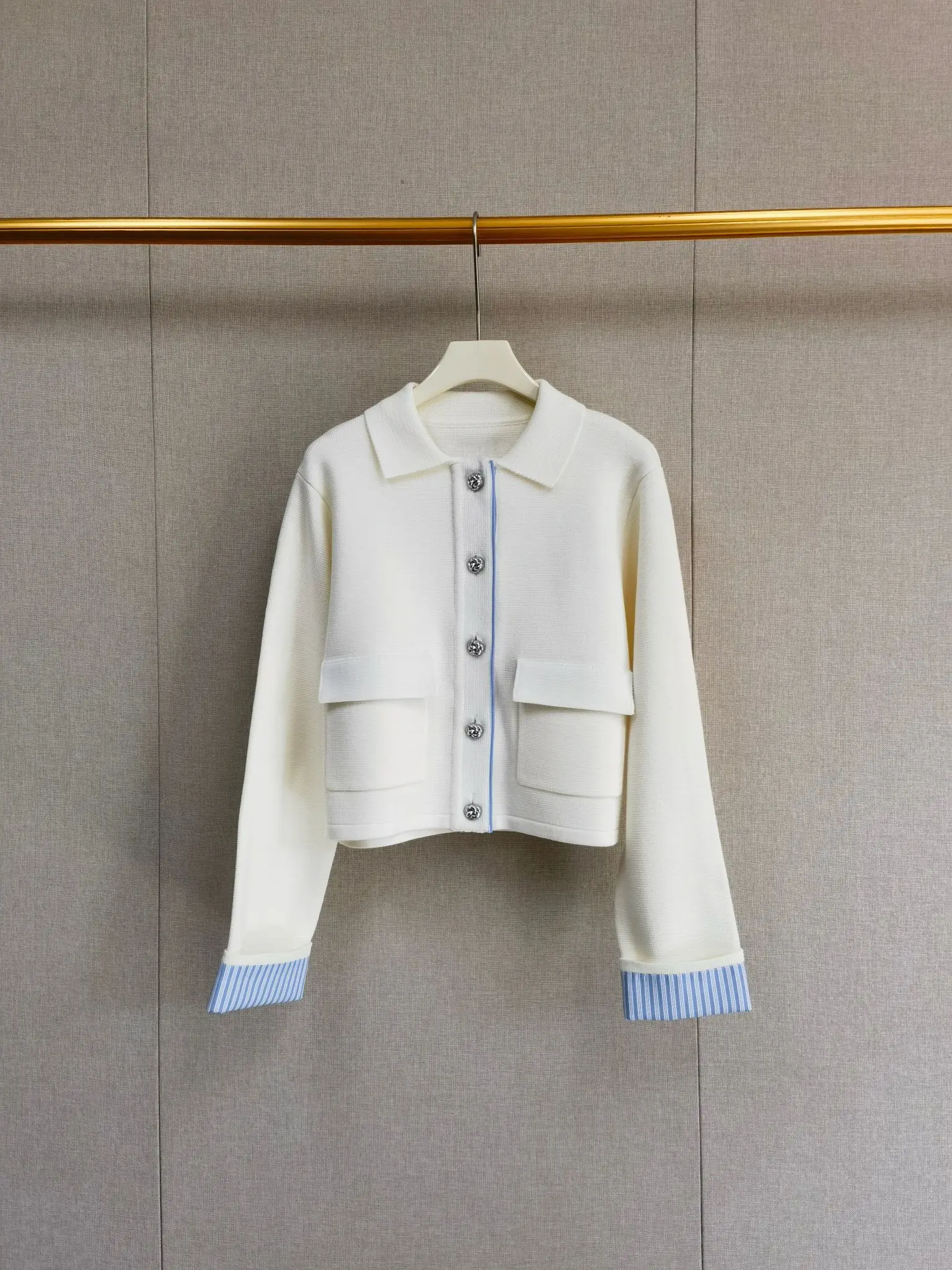 2-Color Women Striped Cuffs Sweater Spring 2026 Turn-down Collar Long Sleeve Single Breasted Fashion Ladies Knitted Cardigan
2-Color Women Striped Cuffs Sweater Spring 2026 Turn-down Collar Long Sleeve Single Breasted Fashion Ladies Knitted Cardigan