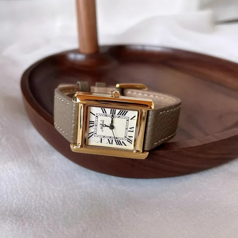 Luxury Women's Watch Quartz Vintage Gold Plated Roman Number H Dial Leather Strap Watch for Women
Luxury Women's Watch Quartz Vintage Gold Plated Roman Number H Dial Leather Strap Watch for Women