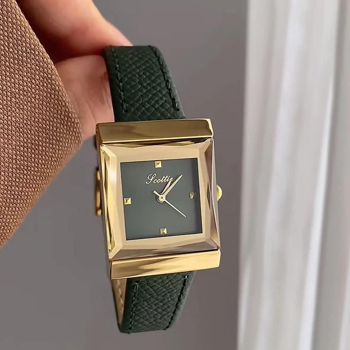 New light luxury niche fashion waterproof square watch retro advanced simple quartz temperament women's belt
New light luxury niche fashion waterproof square watch retro advanced simple quartz temperament women's belt