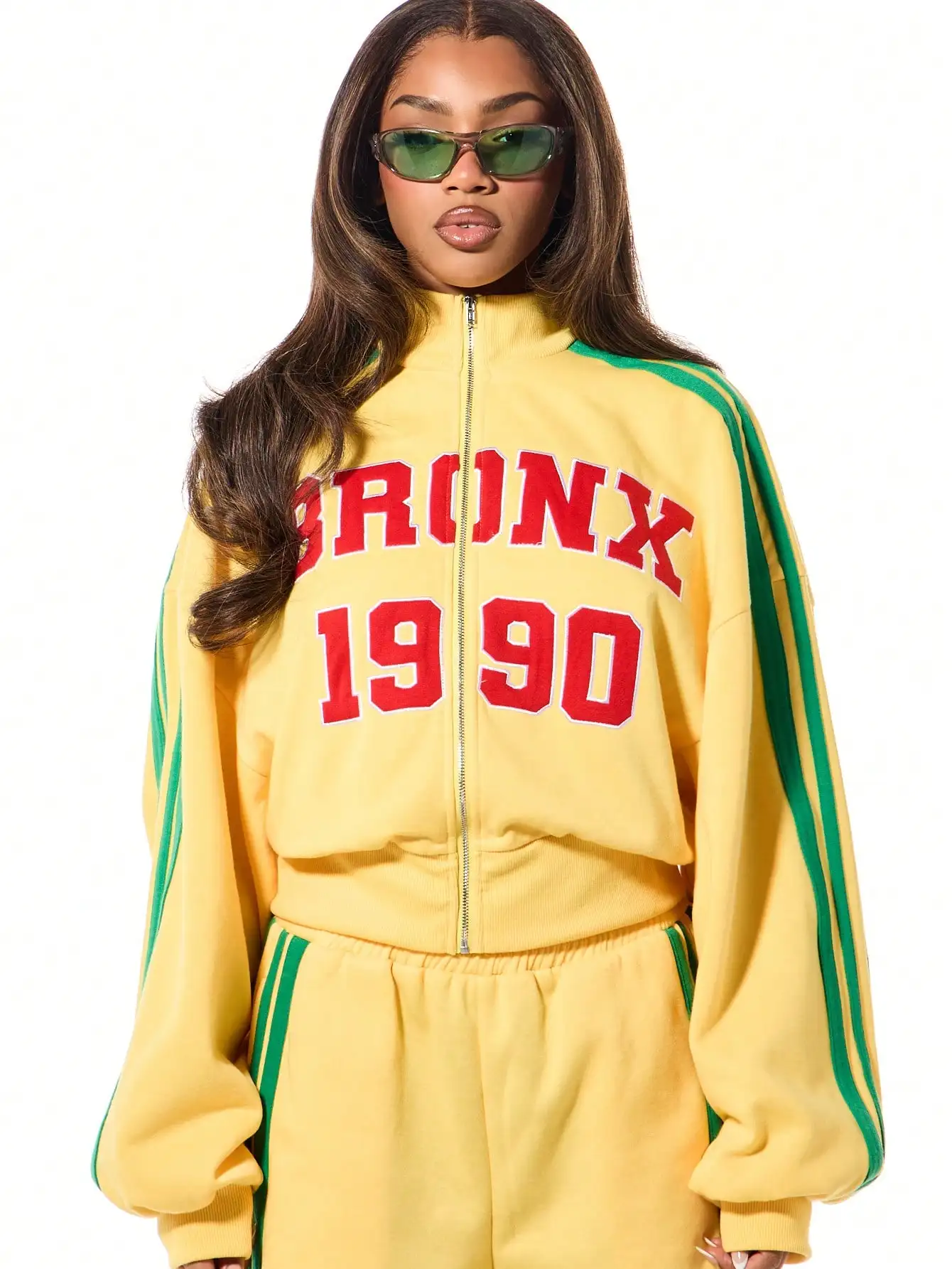 Женская желтая спортивная куртка оверсайз с зелеными полосами, принт 'BRONX 1990', на молнии, воротник-стойка
Женская желтая спортивная куртка оверсайз с зелеными полосами, принт 'BRONX 1990', на молнии, воротник-стойка