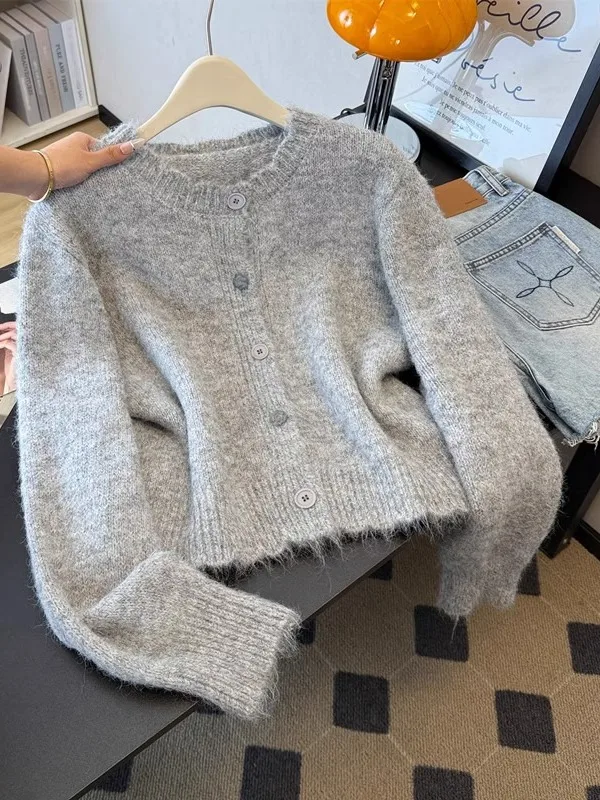 Gray Short Knitted Sweater Coat Women's Fashion Spring 2026 New plus Size Small Figure Open Cardigan Style Casual Commute
Gray Short Knitted Sweater Coat Women's Fashion Spring 2026 New plus Size Small Figure Open Cardigan Style Casual Commute