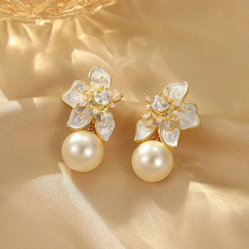 Новые модные серьги в гонконгском стиле с жемчугом в форме лепестков, изысканные, элегантные, легкие и роскошные, для повседневной носки.
Новые модные серьги в гонконгском стиле с жемчугом в форме лепестков, изысканные, элегантные, легкие и роскошные, для повседневной носки.