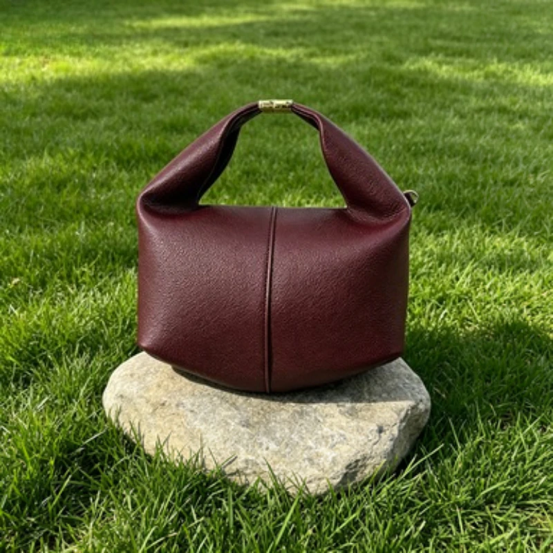 cowhide shoulder and crossbody women's bag,High-quality niche brand lunch box bag, chain bento bag, stylish and beautiful
cowhide shoulder and crossbody women's bag,High-quality niche brand lunch box bag, chain bento bag, stylish and beautiful