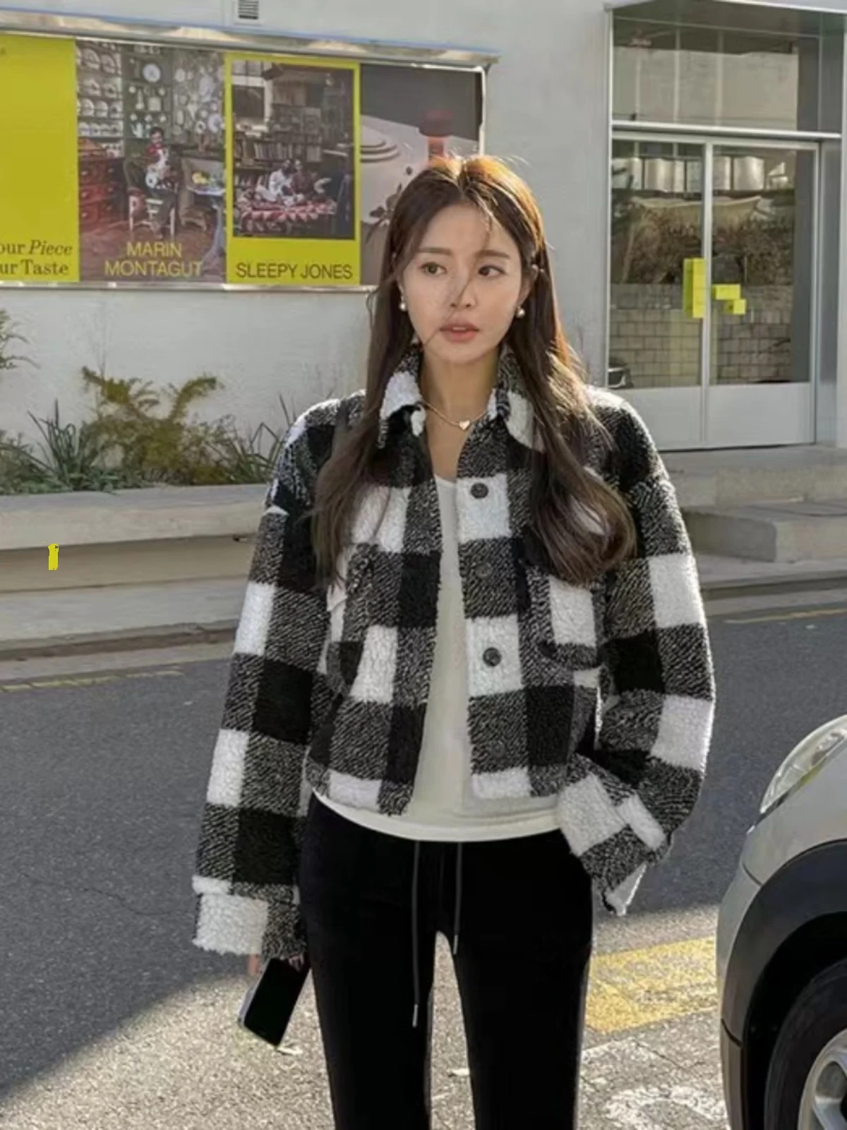 Retro Style Plaid Fluffy Cotton Jacket Women's Short Loose Fit Warm Lamb Fur Top Button up Collar Contrast Color Design
Retro Style Plaid Fluffy Cotton Jacket Women's Short Loose Fit Warm Lamb Fur Top Button up Collar Contrast Color Design