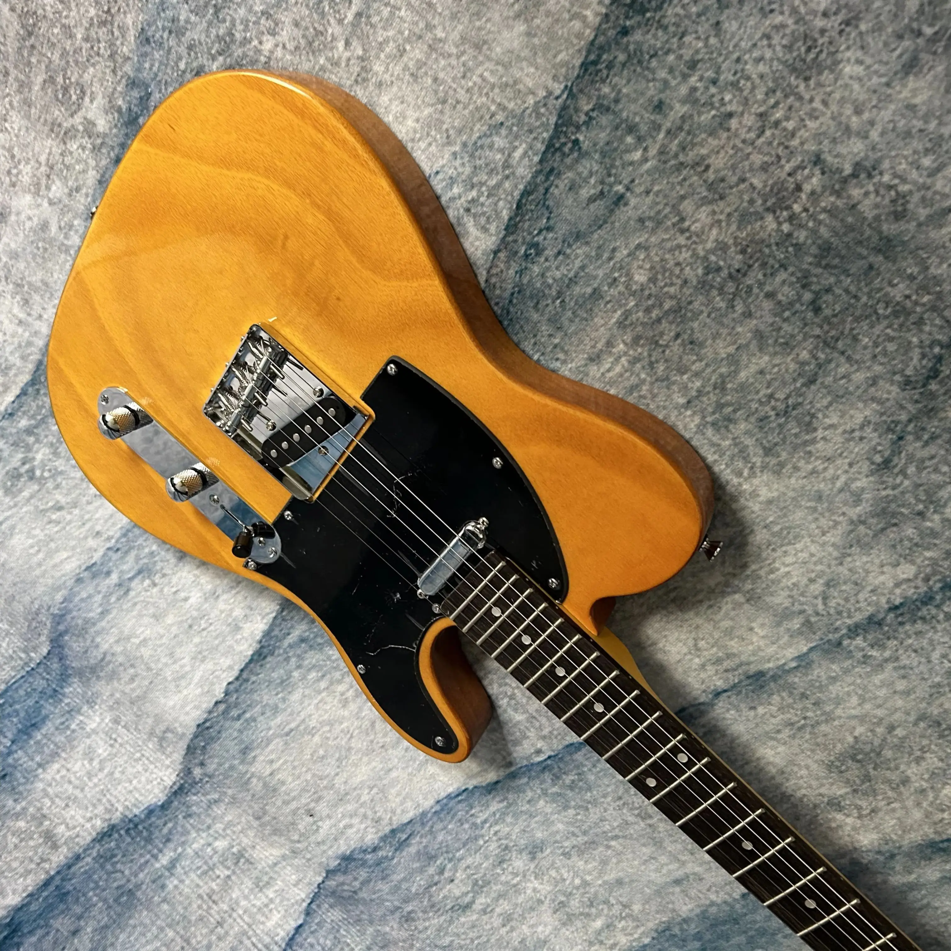Hot Sale Electric Guitars - Transparent Yellow Color - Mahogany Body - Rosewood Frteboard
Hot Sale Electric Guitars - Transparent Yellow Color - Mahogany Body - Rosewood Frteboard
