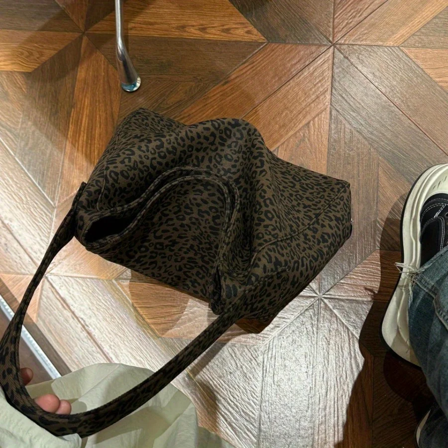 Leopard print bag women's large capacity new autumn and winter versatile canvas shoulder shopping bag class commuter tote bag
Leopard print bag women's large capacity new autumn and winter versatile canvas shoulder shopping bag class commuter tote bag