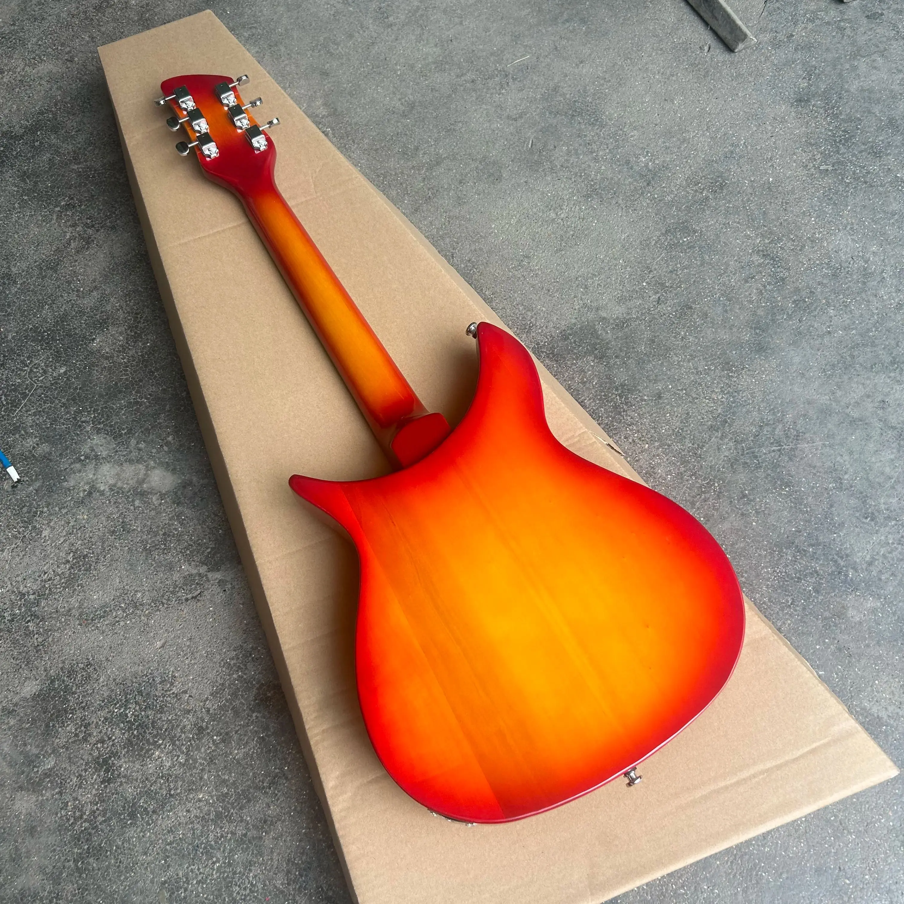 Электрогитара типа 325, F-отверстие, полуполая, томатного жареного яйца, оптом и в розницу.
Электрогитара типа 325, F-отверстие, полуполая, томатного жареного яйца, оптом и в розницу.