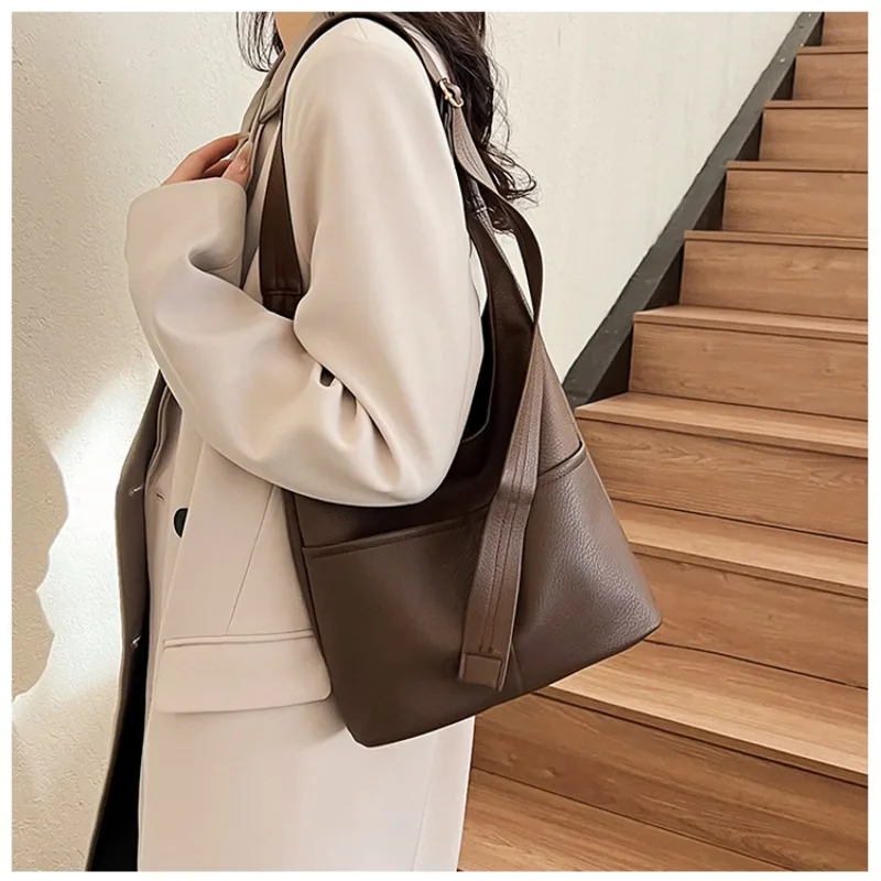 Winter Retro Niche Crossbody Bag New Women's Luxury Brand Shoulder Bag Popular Personality Fashion Mother Bucket Crossbody Bag
Winter Retro Niche Crossbody Bag New Women's Luxury Brand Shoulder Bag Popular Personality Fashion Mother Bucket Crossbody Bag