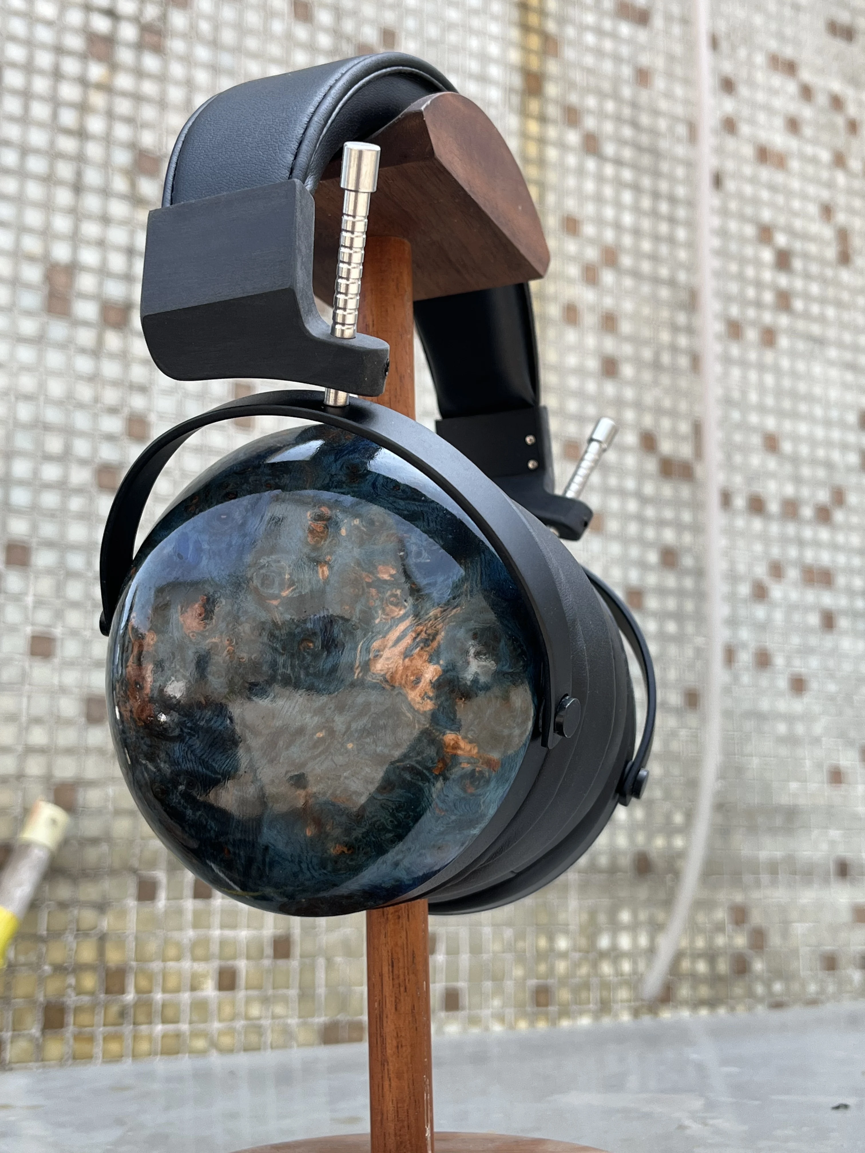 Customized closed-type over-ear headphones, made of stable wood material, supporting 33-400 ohms resistance.
Customized closed-type over-ear headphones, made of stable wood material, supporting 33-400 ohms resistance.