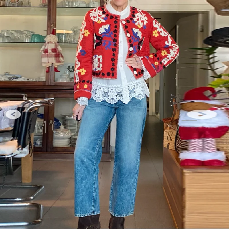 Ретро-куртка с вышивкой и цветочным узором, круглый вырез, модная стеганая хлопковая женская верхняя одежда, осень-зима, новинка
Ретро-куртка с вышивкой и цветочным узором, круглый вырез, модная стеганая хлопковая женская верхняя одежда, осень-зима, новинка