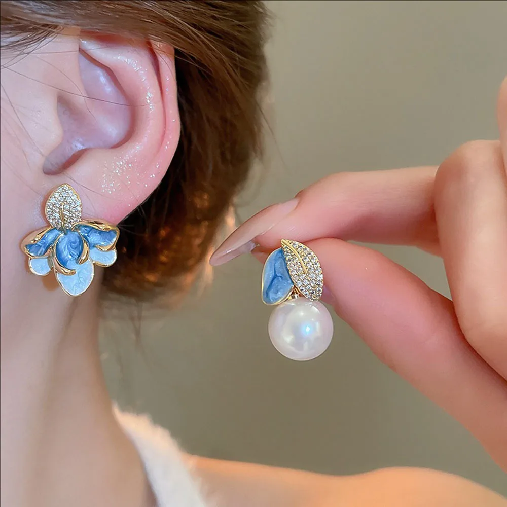 Real Golden Electroplated Silvery Needle Zircon Flower Pearl Asymmetrical Stud Earrings Light Luxury And High-end Jewelry
Real Golden Electroplated Silvery Needle Zircon Flower Pearl Asymmetrical Stud Earrings Light Luxury And High-end Jewelry