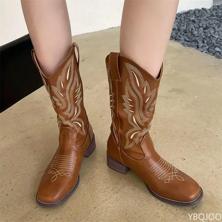 Autumn and Winter Fashion New Embroidered Sleeve Thick Heel Women's Boots Retro Mid Tube Pointed Ethnic Style Denim Boots 2025
Autumn and Winter Fashion New Embroidered Sleeve Thick Heel Women's Boots Retro Mid Tube Pointed Ethnic Style Denim Boots 2025