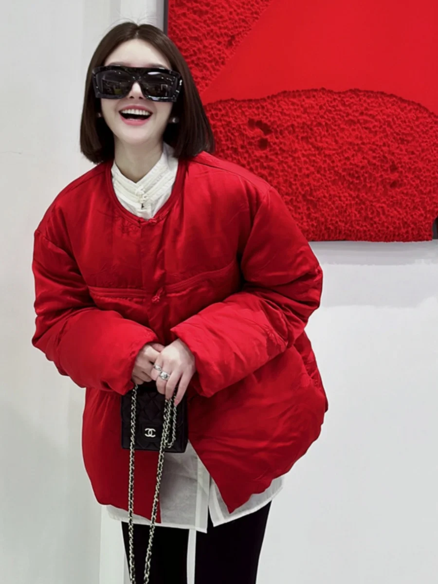 Новая осенне-зимняя женская куртка из красного хлопка в китайском стиле, модное высококачественное хлопковое пальто с пуговицами, корейская версия
Новая осенне-зимняя женская куртка из красного хлопка в китайском стиле, модное высококачественное хлопковое пальто с пуговицами, корейская версия