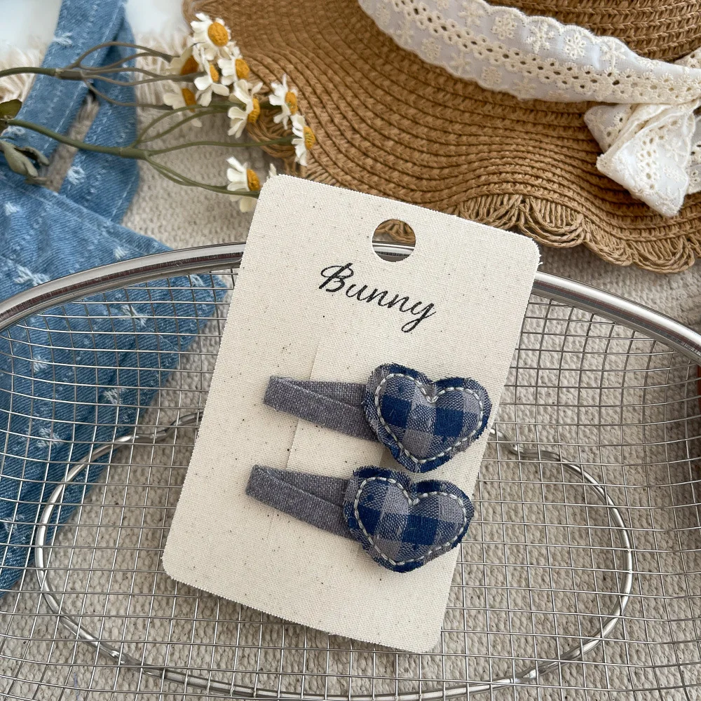 Vintage Plaid Hair Clips 2PCS Gray Blue Apple Design Fabric Snap Clips for Girls Side Bangs Non-Damage Barrettes
Vintage Plaid Hair Clips 2PCS Gray Blue Apple Design Fabric Snap Clips for Girls Side Bangs Non-Damage Barrettes