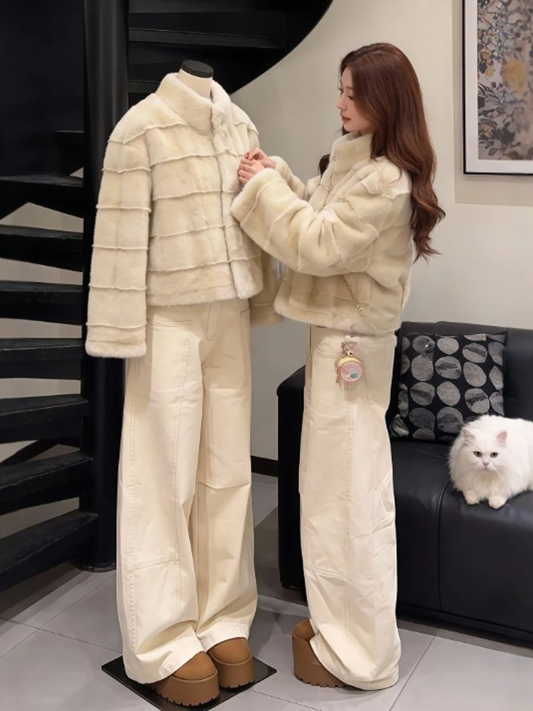 Уникальная укороченная куртка из меха и кожи: мягкая, стильная, модная зимняя модель с длинными рукавами и воротником-стойкой. Гарантированное тепло.
Уникальная укороченная куртка из меха и кожи: мягкая, стильная, модная зимняя модель с длинными рукавами и воротником-стойкой. Гарантированное тепло.