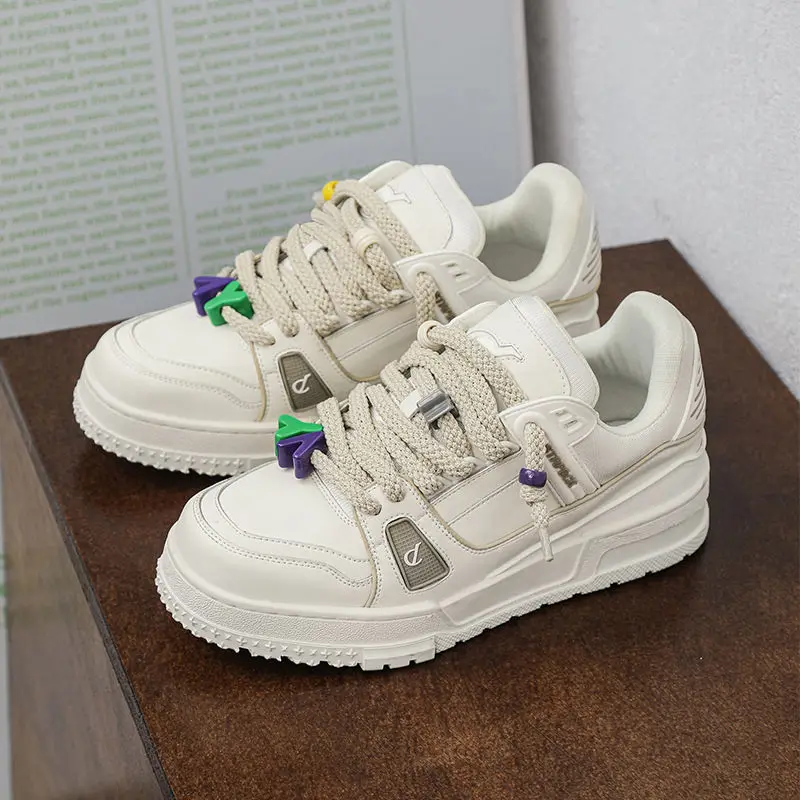 New White Leather Couple Casual Sports Shoes Fashionable and Versatile Outdoor Personalized Lace Up Sports Shoes Plus Size 36-44
New White Leather Couple Casual Sports Shoes Fashionable and Versatile Outdoor Personalized Lace Up Sports Shoes Plus Size 36-44