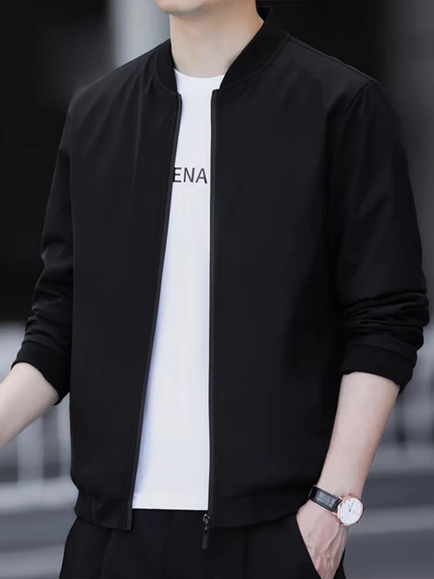 Мужская легкая ветрозащитная куртка с бейсбольным воротником, повседневная, модная, из полиэстера, для весны и осени, приталенного кроя
Мужская легкая ветрозащитная куртка с бейсбольным воротником, повседневная, модная, из полиэстера, для весны и осени, приталенного кроя