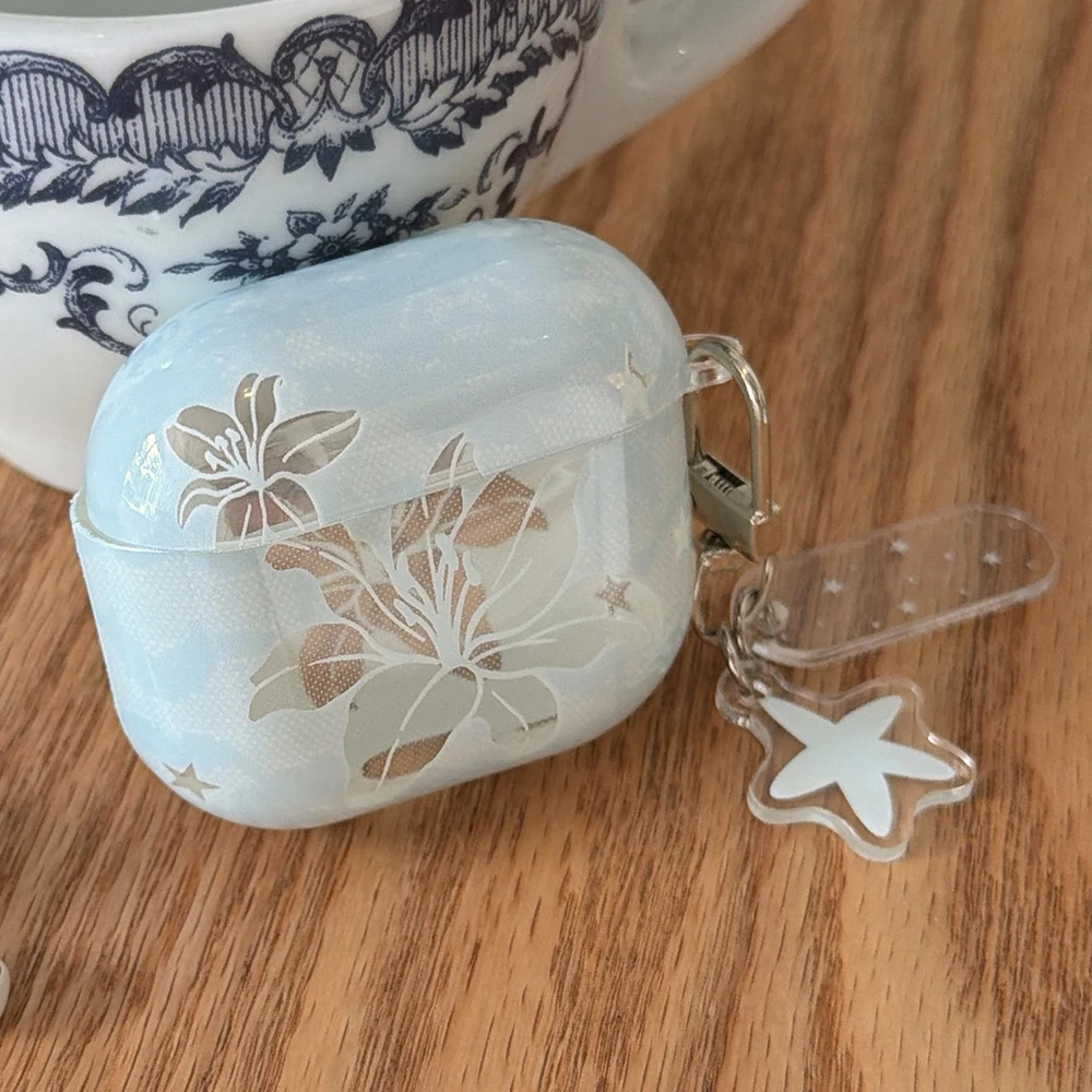 Cute Pastel Blue Lily Floral Pattern Earphone Protective Case Suitable for AirPods 1 2 3 4 Pro Pro2 Pro3 Wireless Anti-fall Box
Cute Pastel Blue Lily Floral Pattern Earphone Protective Case Suitable for AirPods 1 2 3 4 Pro Pro2 Pro3 Wireless Anti-fall Box