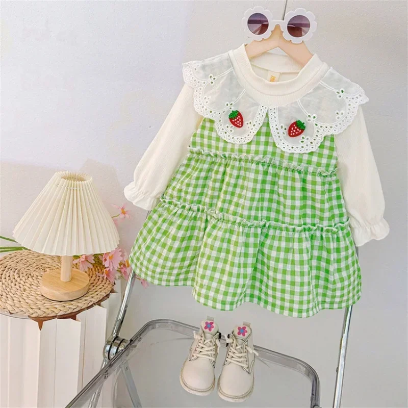 Новинка 2026 года, корейское платье для маленьких девочек, кукольный воротник, клубничная вышивка, винтажное клетчатое платье, осенняя детская праздничная повседневная одежда
Новинка 2026 года, корейское платье для маленьких девочек, кукольный воротник, клубничная вышивка, винтажное клетчатое платье, осенняя детская праздничная повседневная одежда