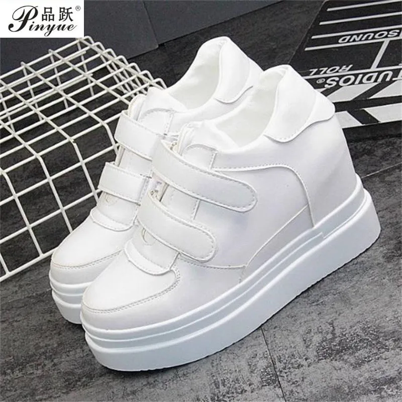 Женские модные белые туфли на скрытой танкетке, кроссовки на платформе для женщин, повседневная обувь, вулканизированная обувь, размеры 34-40
Женские модные белые туфли на скрытой танкетке, кроссовки на платформе для женщин, повседневная обувь, вулканизированная обувь, размеры 34-40