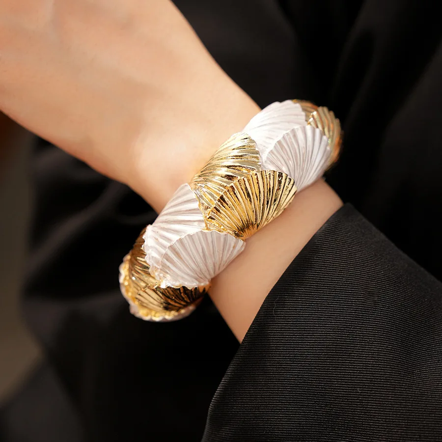 Fashion Designer Shell Charm Big Metal Wide Opening Bangle for Women Gold-plated Leaf Bracelet Fashion Luxury Jewelry Gifts
Fashion Designer Shell Charm Big Metal Wide Opening Bangle for Women Gold-plated Leaf Bracelet Fashion Luxury Jewelry Gifts