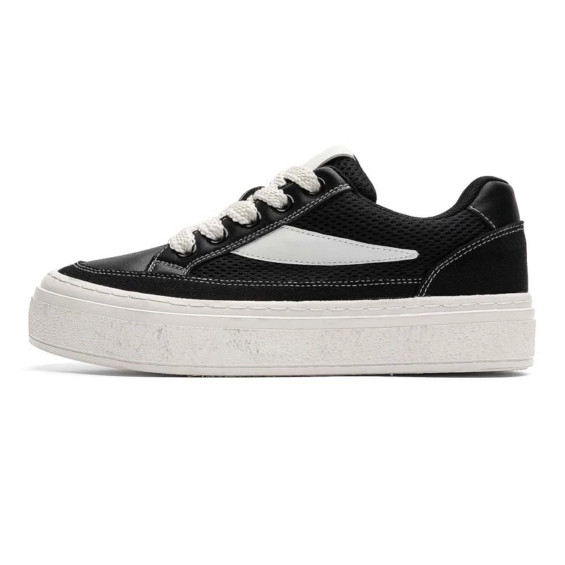 Small-sized fashionable low-top sneakers
Small-sized fashionable low-top sneakers