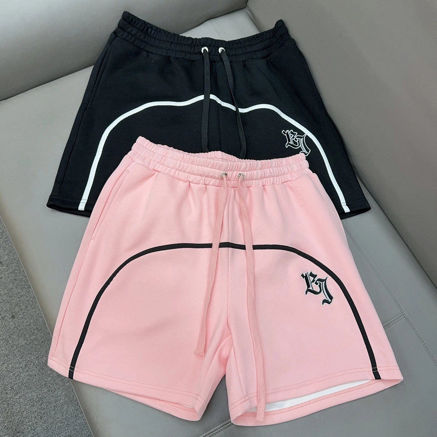 Черно-розовые шорты в полоску с вышивкой в виде дуги, свободные шорты на шнурке для мужчин и женщин, повседневные пляжные шорты для отдыха и путешествий, бриджи
Черно-розовые шорты в полоску с вышивкой в виде дуги, свободные шорты на шнурке для мужчин и женщин, повседневные пляжные шорты для отдыха и путешествий, бриджи