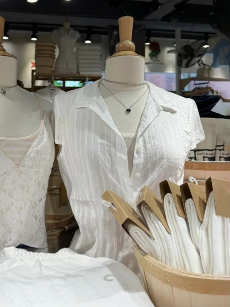 Женская футболка-блузка с геометрическим жаккардовым узором и вышивкой, с отложным воротником, коротким рукавом, летняя, простая, белая, хлопковая
Женская футболка-блузка с геометрическим жаккардовым узором и вышивкой, с отложным воротником, коротким рукавом, летняя, простая, белая, хлопковая