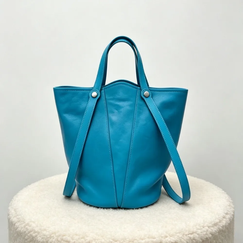 New Bucket Bag High-end Commuter Handbag Shoulder Crossbody Large-capacity Tote Unique Texture Fashionable Simple
New Bucket Bag High-end Commuter Handbag Shoulder Crossbody Large-capacity Tote Unique Texture Fashionable Simple
