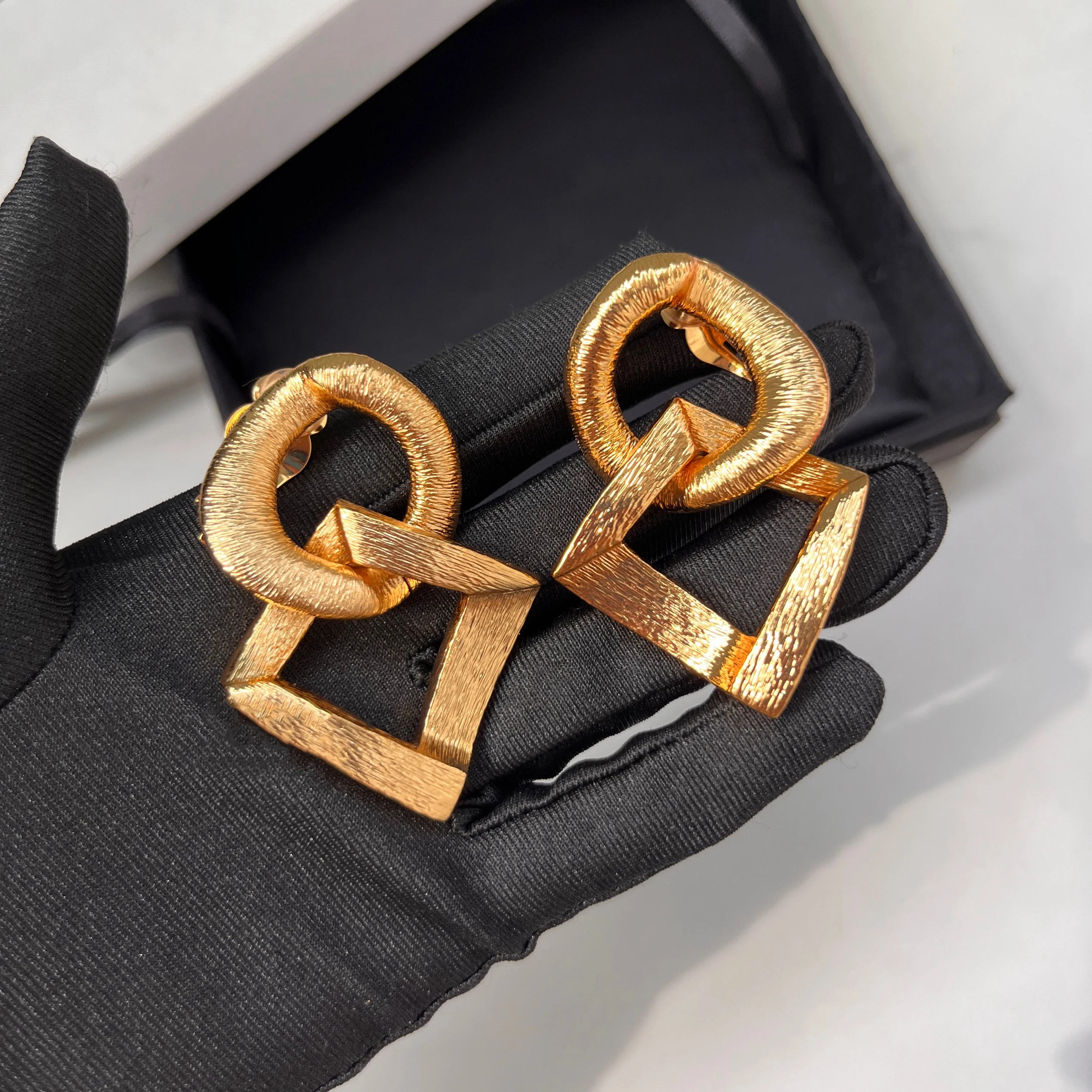 Винтажные европейские латунные позолоченные серьги с геометрическим узором, женские ювелирные изделия высшего качества
Винтажные европейские латунные позолоченные серьги с геометрическим узором, женские ювелирные изделия высшего качества