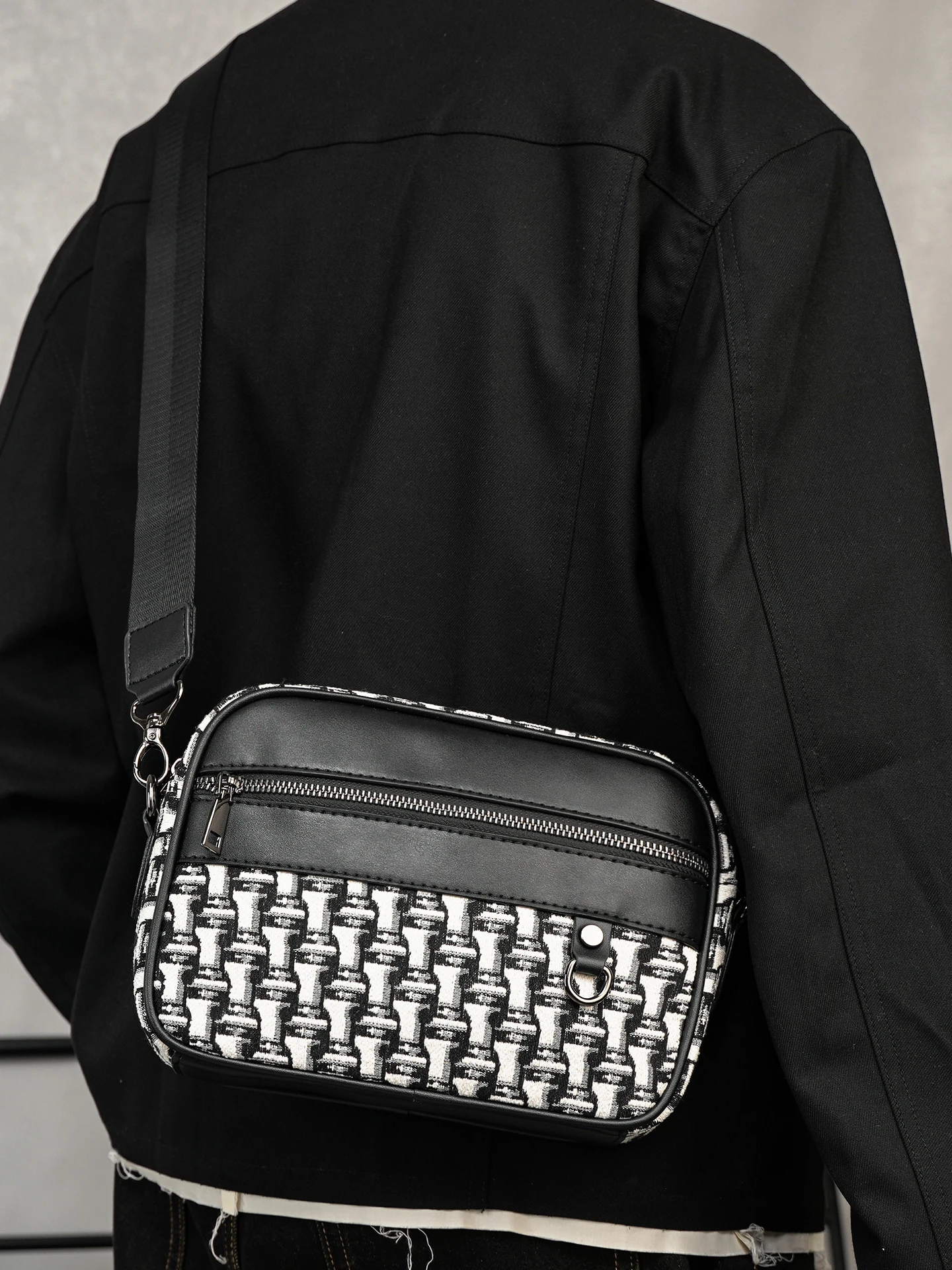 Новинка 2024 года, парусиновая сумка через плечо, мужская модная черная белая клетчатая сумка через плечо, японская маленькая квадратная сумка, уличная трендовая сумка для отдыха
Новинка 2024 года, парусиновая сумка через плечо, мужская модная черная белая клетчатая сумка через плечо, японская маленькая квадратная сумка, уличная трендовая сумка для отдыха