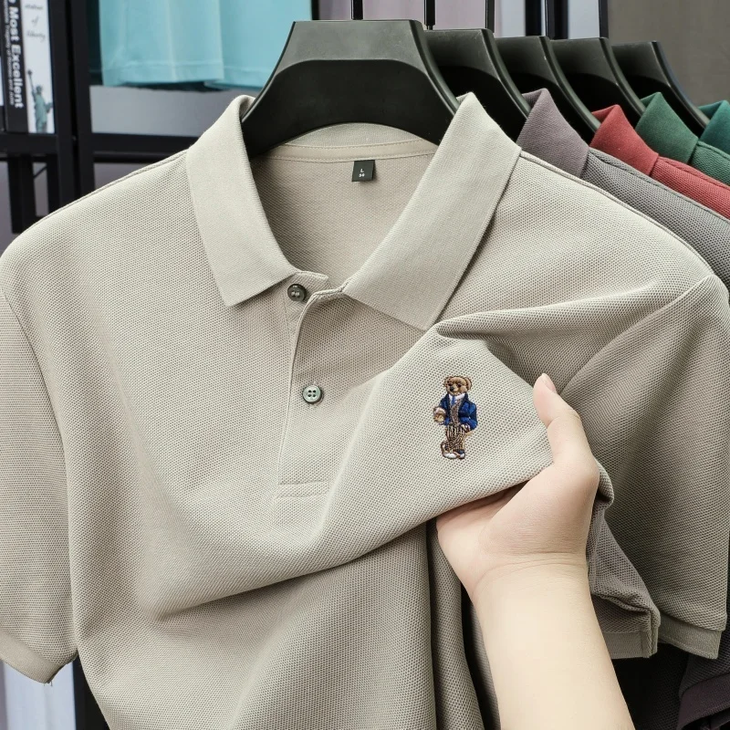 100% чистый хлопок новинка 2025 летняя мужская футболка-поло деловая повседневная удобная футболка лацканами короткими рукавами изысканный топ с вышивкой медведя
100% чистый хлопок новинка 2025 летняя мужская футболка-поло деловая повседневная удобная футболка лацканами короткими рукавами изысканный топ с вышивкой медведя