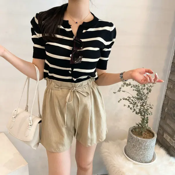 Solowen round Neck Striped Short Sleeve Knitted Top High Waist Belted Shorts Women's Fashion Summer Set Single Button Design
Solowen round Neck Striped Short Sleeve Knitted Top High Waist Belted Shorts Women's Fashion Summer Set Single Button Design