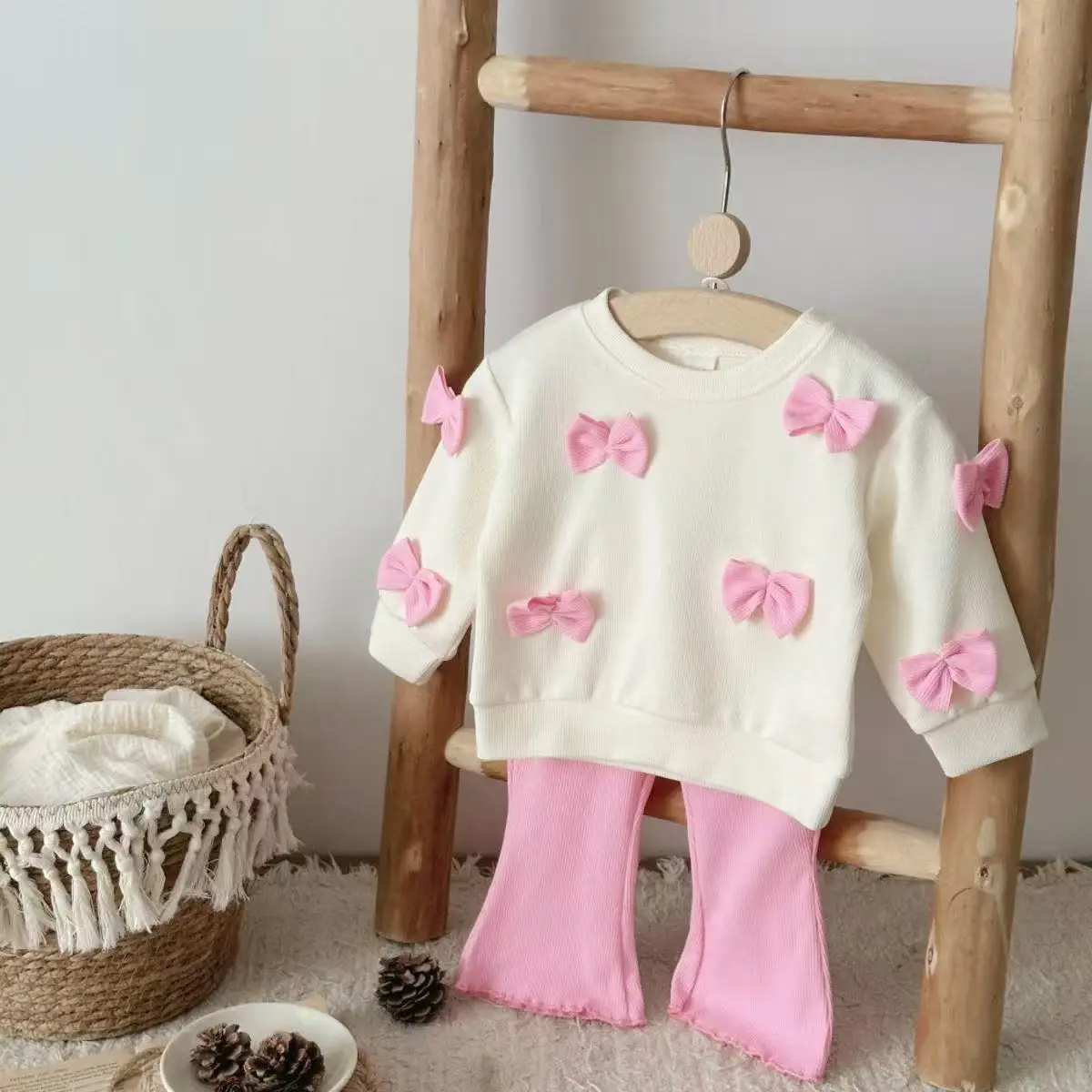 Korean Version Suit Three-dimensional Bow Top Flared Trousers Two-piece Infant Casual Outwear Comfortable Female Baby
Korean Version Suit Three-dimensional Bow Top Flared Trousers Two-piece Infant Casual Outwear Comfortable Female Baby