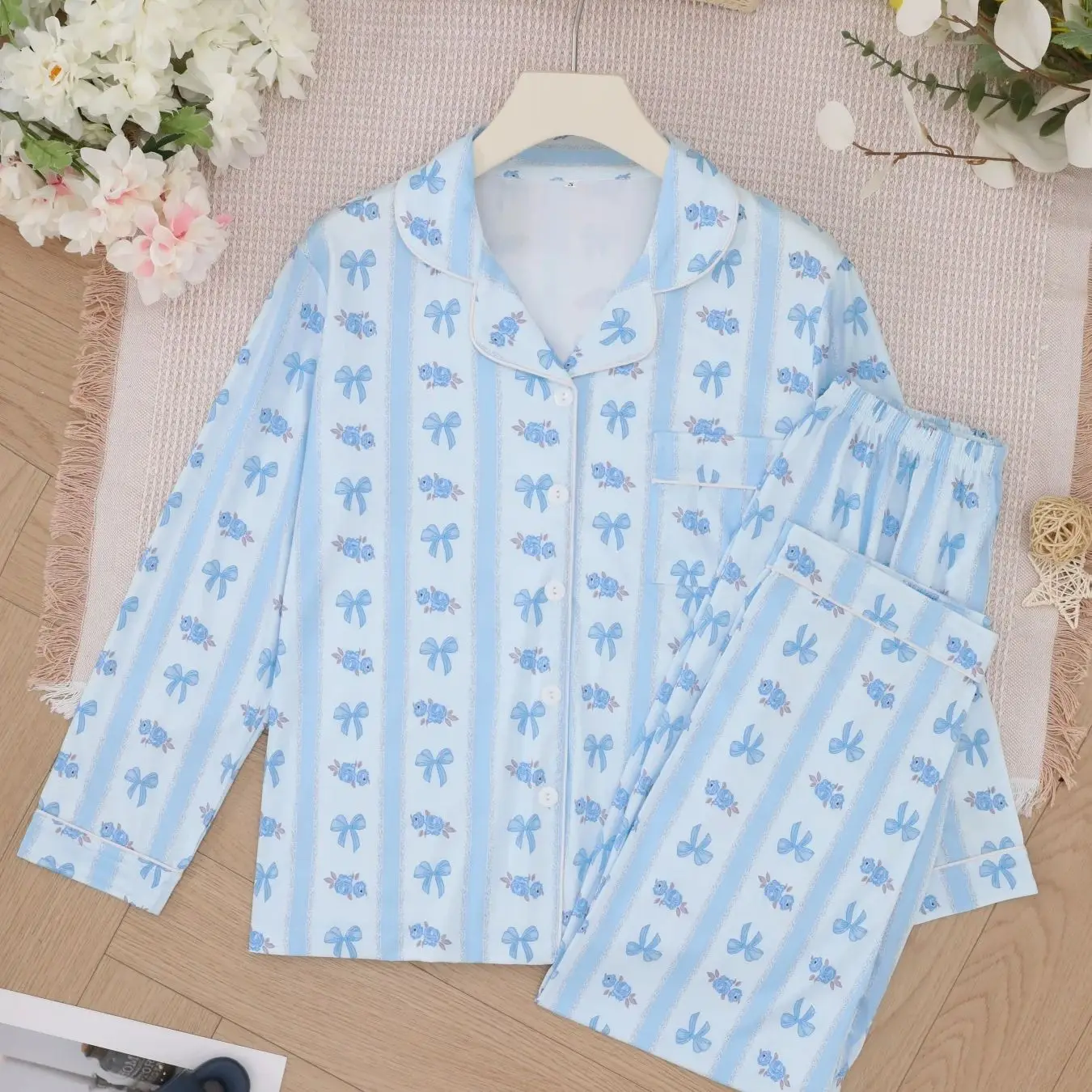 Fresh light blue striped bow flower pajama set for women with lapel, long sleeved pants, gentle home wear
Fresh light blue striped bow flower pajama set for women with lapel, long sleeved pants, gentle home wear