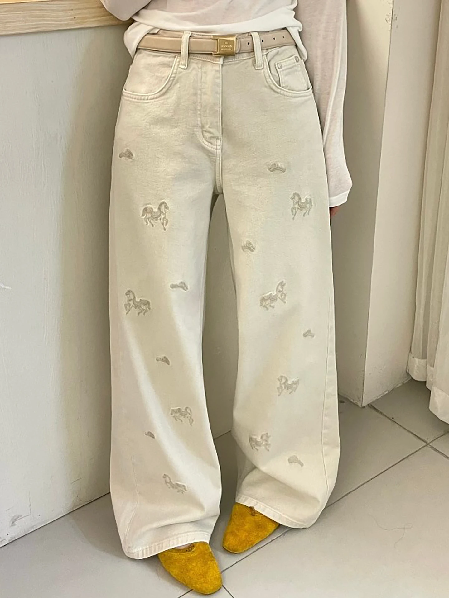 Retro American High Waist Embroidered Design Women's Jeans Spring Season Light Beige Wide Leg Straight Cut Long Pants
Retro American High Waist Embroidered Design Women's Jeans Spring Season Light Beige Wide Leg Straight Cut Long Pants