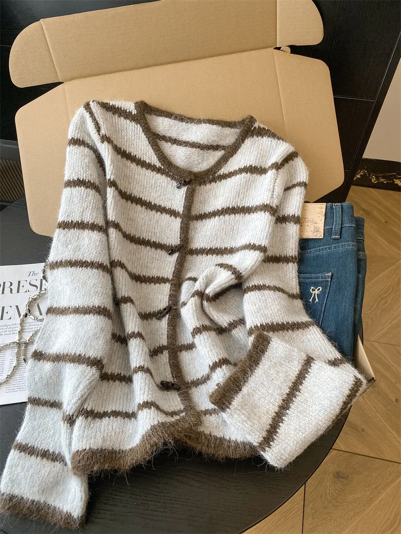 Свободный женский вязаный кардиган на пуговицах, зимняя повседневная верхняя одежда, полосатый свитер-жакет из трикотажной ткани
Свободный женский вязаный кардиган на пуговицах, зимняя повседневная верхняя одежда, полосатый свитер-жакет из трикотажной ткани