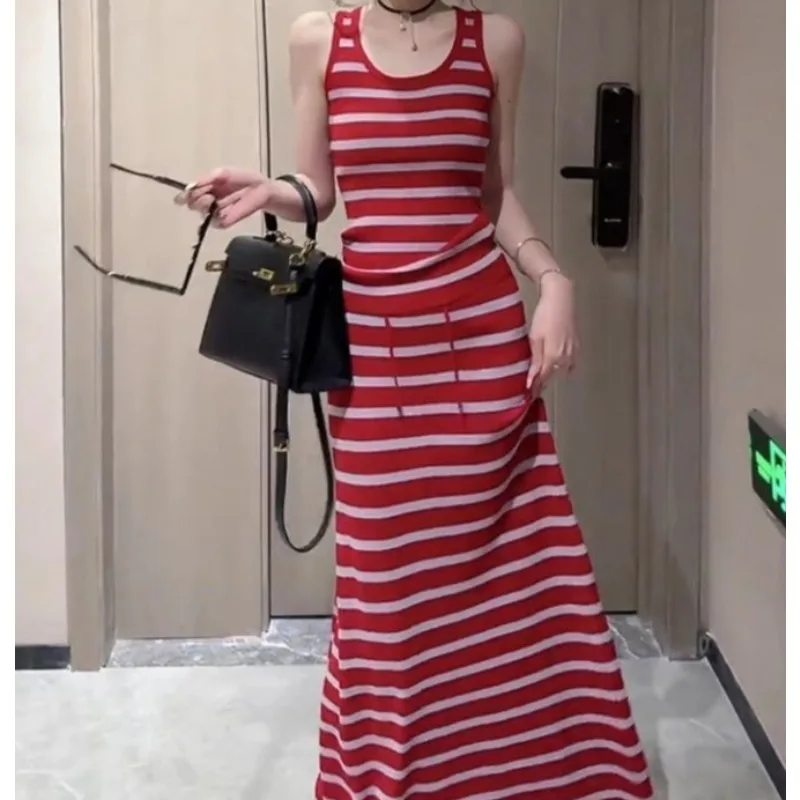 Summer Dopamine Wear Temperament Cool and Cool Red Striped T-shirt Outer Wear Medium and Long Skirt Two-piece Set
Summer Dopamine Wear Temperament Cool and Cool Red Striped T-shirt Outer Wear Medium and Long Skirt Two-piece Set