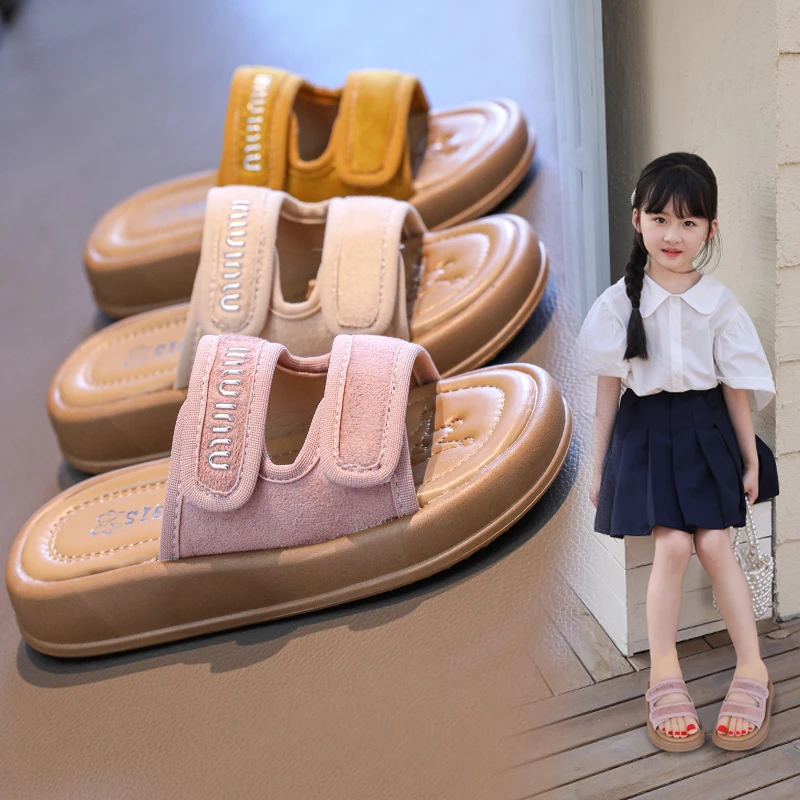 Летние детские тапочки для девочек, повседневные уличные тапочки на мягкой подошве, модные нескользящие удобные детские пляжные туфли на платформе с открытым носком 
Летние детские тапочки для девочек, повседневные уличные тапочки на мягкой подошве, модные нескользящие удобные детские пляжные туфли на платформе с открытым носком