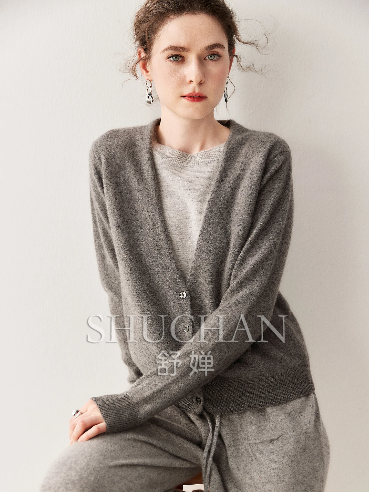 2025 Autumn and Winter Fake Two-piece Set Wool Cashmere Sweater Matching women Sweater Knit
2025 Autumn and Winter Fake Two-piece Set Wool Cashmere Sweater Matching women Sweater Knit