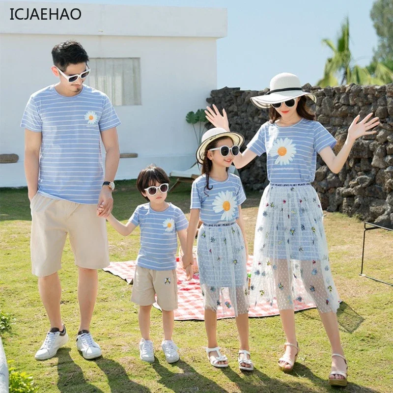 2025 Mother Daughter Dress Father Son Matching Beach Outfits Family Seaside Holiday Tropical Wear Vacation Clothes Set Summer
2025 Mother Daughter Dress Father Son Matching Beach Outfits Family Seaside Holiday Tropical Wear Vacation Clothes Set Summer