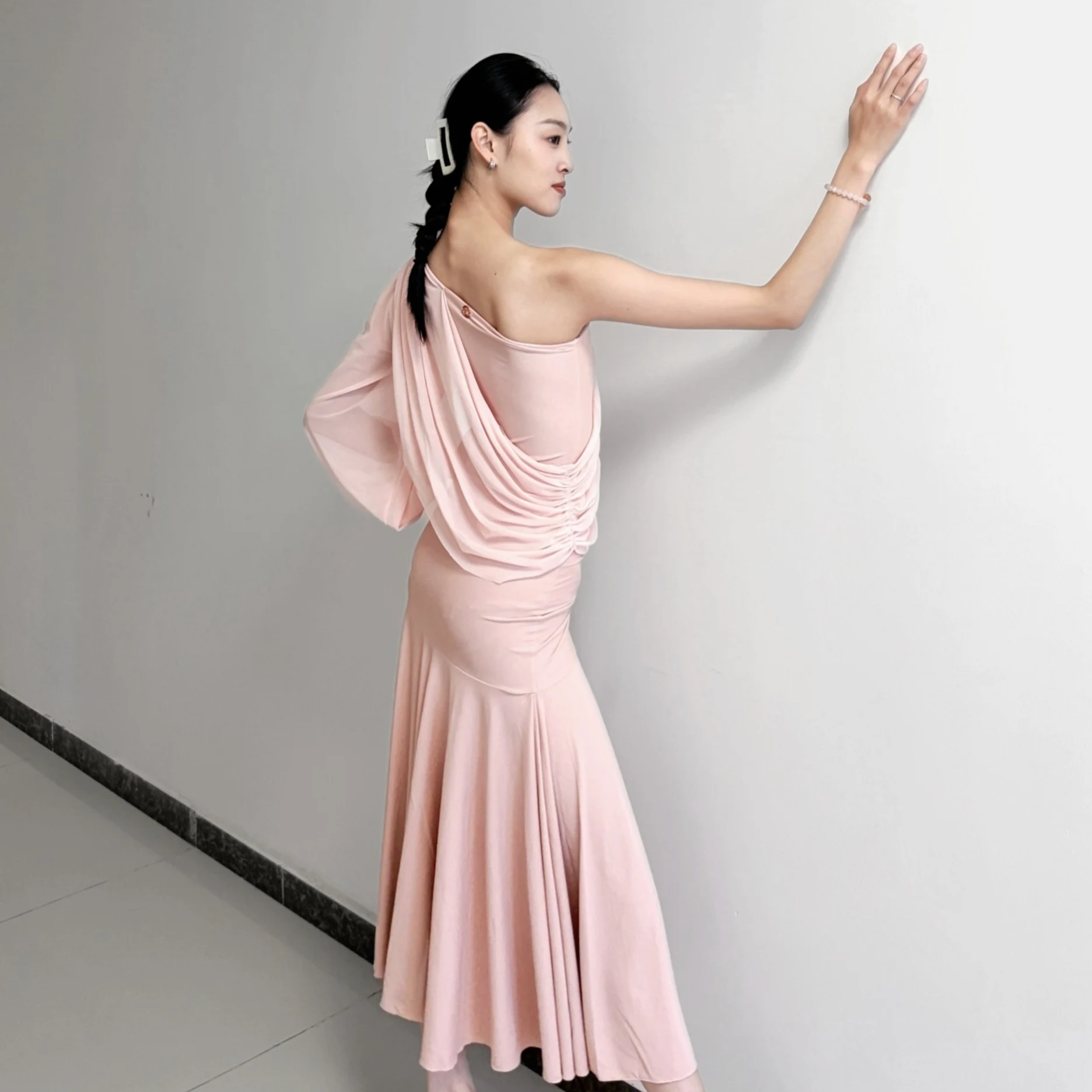 Розовая одежда для бальных танцев, платья для выступлений в стиле вальс, топы с открытыми плечами, длинная юбка, платье для клубных вечеринок, танго, SS1787
Розовая одежда для бальных танцев, платья для выступлений в стиле вальс, топы с открытыми плечами, длинная юбка, платье для клубных вечеринок, танго, SS1787