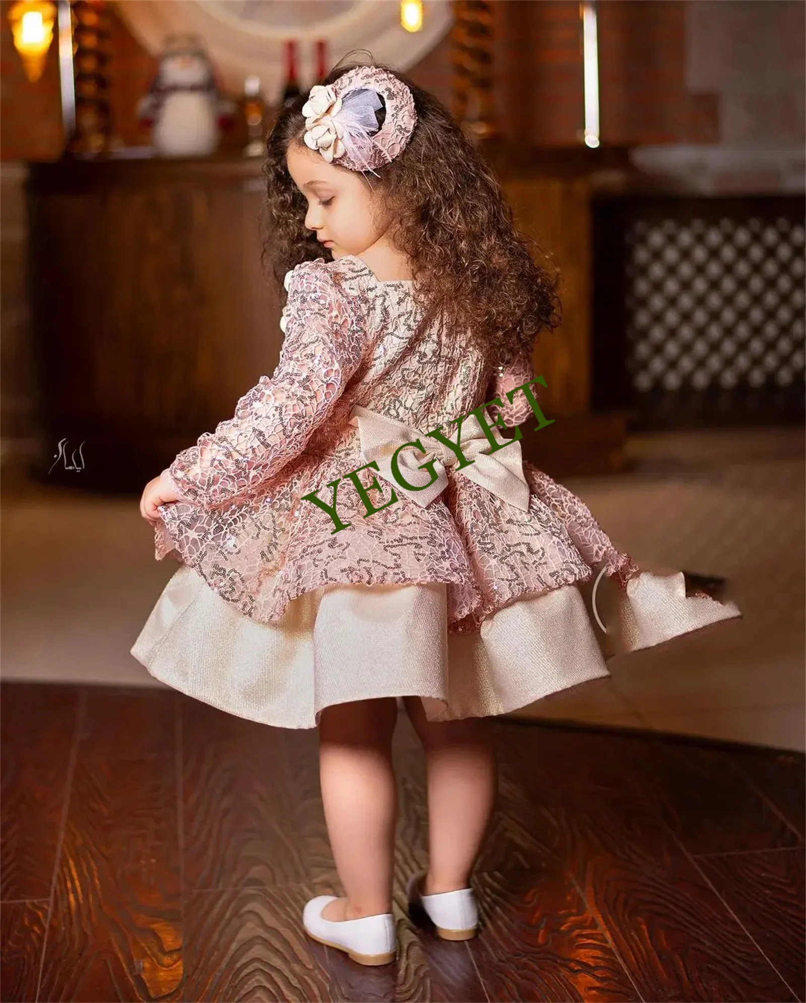 Glitter Printed High Low Style with Off Shoulder Sleeves Has a Built Structure in the Skirt Junior Bridesmaid Wedding
Glitter Printed High Low Style with Off Shoulder Sleeves Has a Built Structure in the Skirt Junior Bridesmaid Wedding