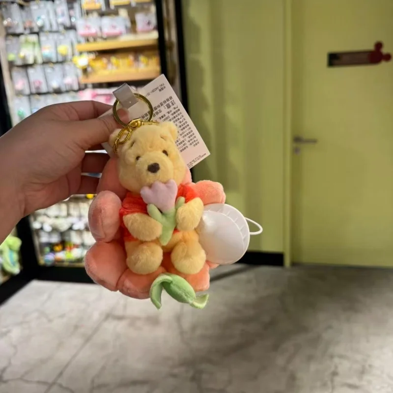 Мягкая шапка-бини Disney's Softy Garden с Винни-Пухом, пуговицами в виде плюшевых мишек и меховым брелоком — подарок на день рождения для любителей аниме
Мягкая шапка-бини Disney's Softy Garden с Винни-Пухом, пуговицами в виде плюшевых мишек и меховым брелоком — подарок на день рождения для любителей аниме