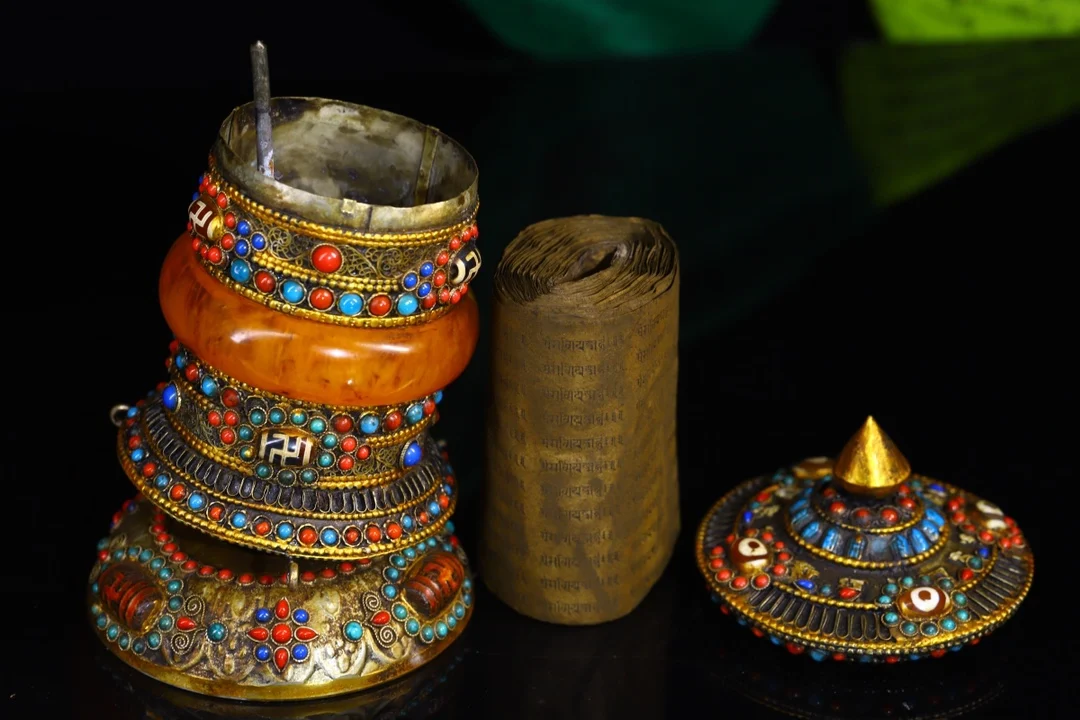7"Tibetan Temple Collection Old Tibetan Silver Mosaic Gem Turquoise Prayer Wheel Old Scripture Amulet Worship Hall Town house
7"Tibetan Temple Collection Old Tibetan Silver Mosaic Gem Turquoise Prayer Wheel Old Scripture Amulet Worship Hall Town house