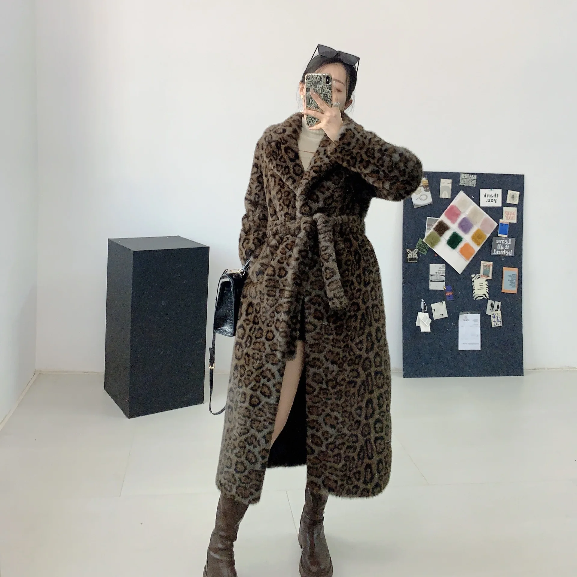 Luxury High-end Long Fur Coat Women Leopard Print Belt Faux Fur Coats Warm Thick Trench Coat Design Fluffy Soft Eco-friendly Fur
Luxury High-end Long Fur Coat Women Leopard Print Belt Faux Fur Coats Warm Thick Trench Coat Design Fluffy Soft Eco-friendly Fur